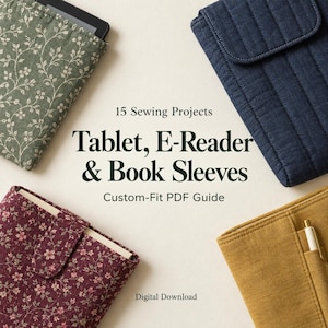 Peut inclure: Un guide de téléchargement numérique intitulé 15 Sewing Projects Tablet, E-Reader & Book Sleeves. L'image montre quatre housses en tissu : vert à motifs floraux, bleu marine matelassé, bordeaux à motifs floraux et moutarde avec porte-stylo.
