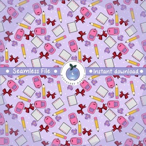 Puede incluir: Un patrón continuo sobre un fondo morado claro con ilustraciones repetidas de mochilas rosas, lápices amarillos, hojas de papel rayado, lazos rojo oscuro y pequeñas flores moradas, con un logotipo central de Moonberry Market.