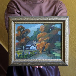 Pintura al óleo original firmada sobre cartón, obra antigua de Esther Petterson de la década de 1930, arte mural pequeño con paisaje de campos y casa antigua en el bosque.
