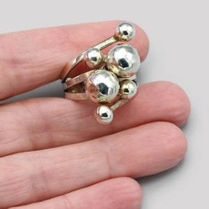 Anillo modernista de Hob México, talla 9, anillo de cuentas de bola de plata esterlina 925, anillo de banda martillada grande, diseño modernista atómico, anillo de racimo de bolas