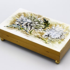 Schmuckschatulle mit Goldmetallfuß, große Zigarettenetui, Visitenkartenhalter, Schmuckschatulle mit Fuß, verzierte bemalte emaillierte Schachtel, Blumenschachtel