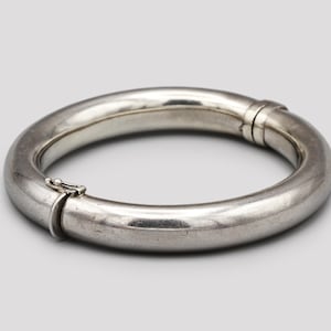 Brazalete minimalista de plata de ley 925 con bisagras, brazalete apilable grabable, joyería minimalista moderna.