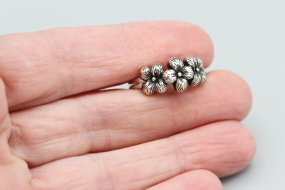 Sterling Floral Band Ring Size 7, Dimensional Flo… - image 3