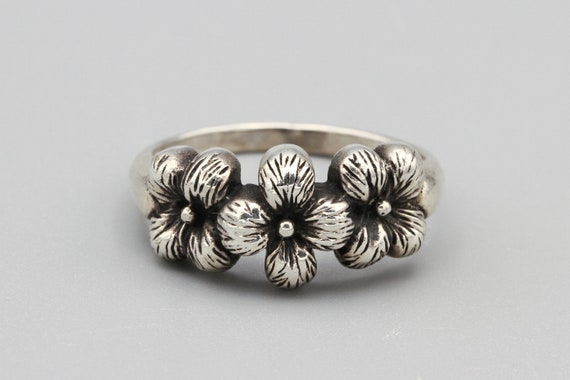 Sterling Floral Band Ring Size 7, Dimensional Flo… - image 1