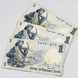 Lotto di 3 banconote da un lirot israeliano del 1958, banconote cartacee israeliane mediorientali d'epoca degli anni '50, pescatori che trasportano attrezzi da pesca