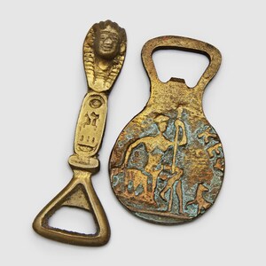 Paar messing flesopeners, Griekse boot neoklassieke mythologie god, oude gegraveerde Egyptische farao, Griekenland Egypte mediterraan decor