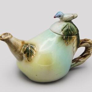 Liten keramisk kanna med fågellock, päronformad tekanna, grön porslinsgräddkanna med lock, dekorativ tekanna, fantasifull gräddkanna