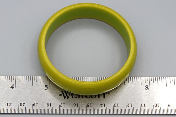 Pea Green Bakelite Bangle, Wide Smooth Bakelite B… - image 4