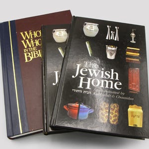 以下が含まれることがあります： 「Who's Who in the Bible」と「The Jewish Home」のタイトルが見える、3冊のハードカバーの本が積み重ねられています。「The Jewish Home」の表紙は、イラストとテキストが描かれた黒色です。