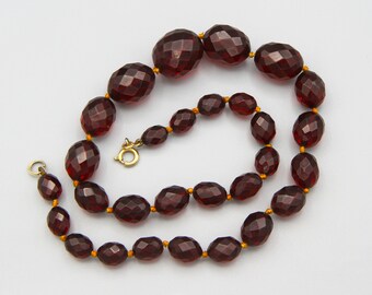 Collier De Perles Fantaisie Vintage Rouge Et Blanc - Modèle 5273, Occasion En Très Beau état