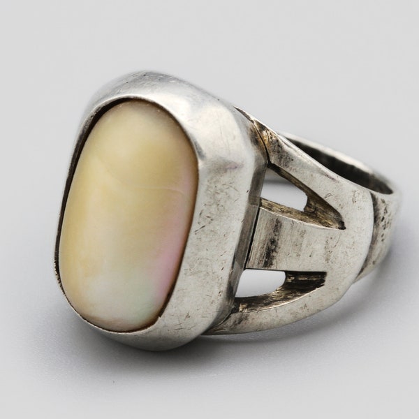 Sterling Silver And Mother of Pearl Oval Ring Size 5, White MOP Ring, Modernist Minimalist Jewelry, Statement Ring, 925 Silver Shell Ring