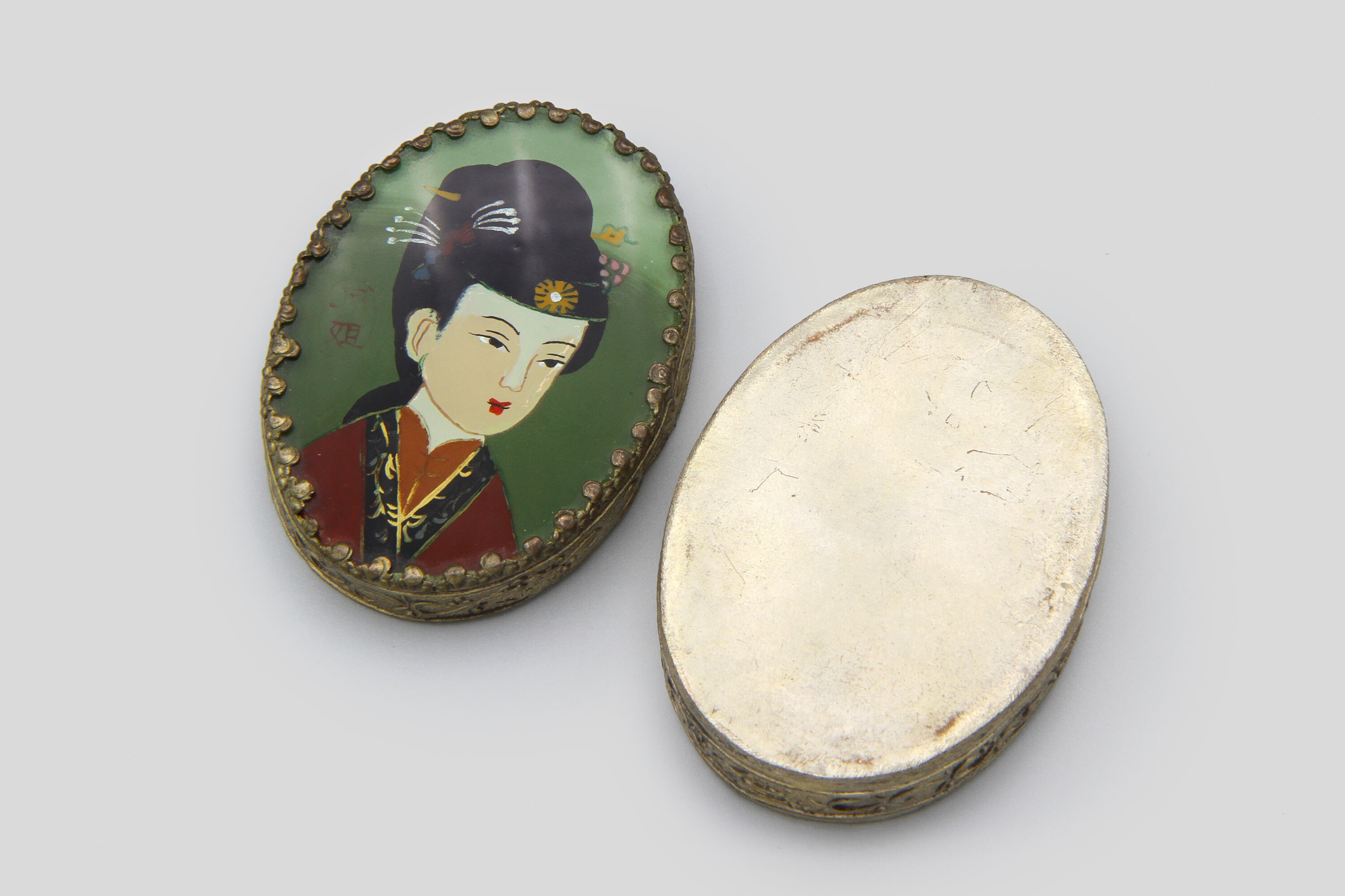 日本美術　純銀 服部製　内唐木　小箱　 岩肌　三桃図　金工小物入れ　重量304g RARE Japanese Geisha Trinket Box With Mirror Lid, Hand