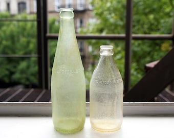 Anciennes bouteilles en verre texturé vert clair des années 1940, présentation New York USA