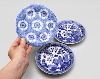 3 blauwe en witte Japanse borden, gesigneerde Japanse porseleinen schoteltjes, vintage Blue Willow-schotel, geschulpte plaat met kersenbloesem, Aziatisch oosters
