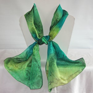 Bufanda larga de seda en tonos verde oscuro, verde primavera, verde lima y verde esmeralda, en caja de regalo.