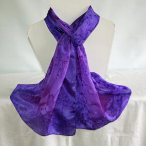 Bufanda larga de seda morada e iris, chal de seda morada, chal de seda, chal en caja de regalo