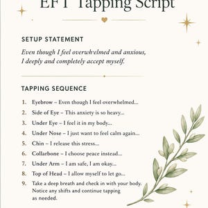 Pu&ograve; includere: Un documento di script per il tapping EFT personalizzato che presenta una dichiarazione di configurazione e una sequenza di tapping in nove passaggi. Testo nero su sfondo crema con accenti dorati a forma di stella e luna e un'illustrazione di foglie ad acquerello.