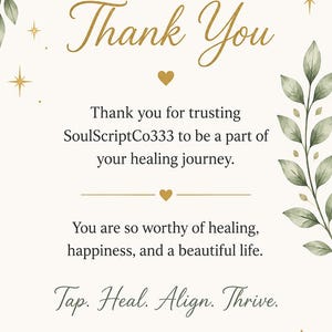 Pu&ograve; includere: Un biglietto di ringraziamento rettangolare con sfondo color crema, testo dorato e illustrazioni di foglie verdi. Il testo recita: Thank You, SoulScriptCo333, healing journey, You are so worthy of healing, happiness, and a beautiful life, Tap. Heal. Align. Thrive.