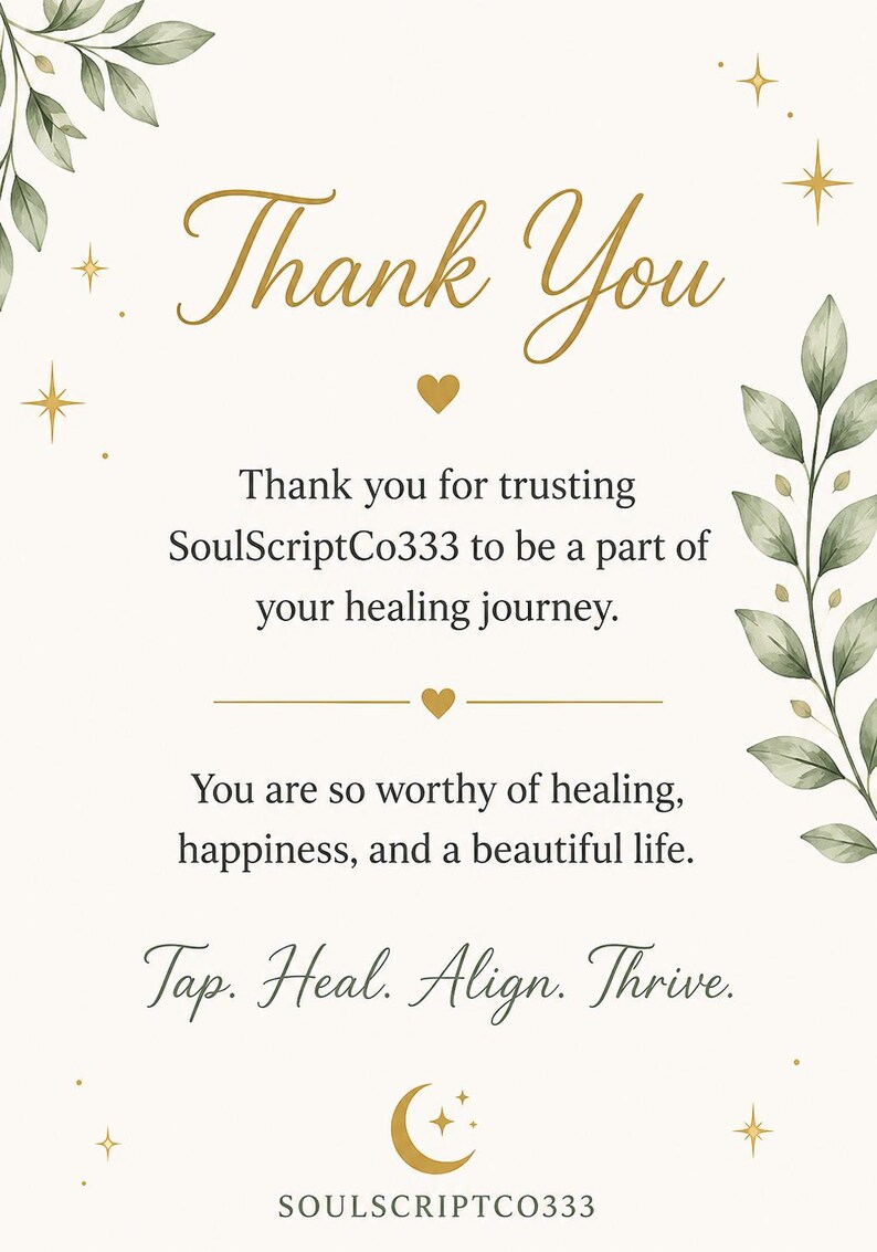 Pu&ograve; includere: Un biglietto di ringraziamento rettangolare con sfondo color crema, testo dorato e illustrazioni di foglie verdi. Il testo recita: Thank You, SoulScriptCo333, healing journey, You are so worthy of healing, happiness, and a beautiful life, Tap. Heal. Align. Thrive.