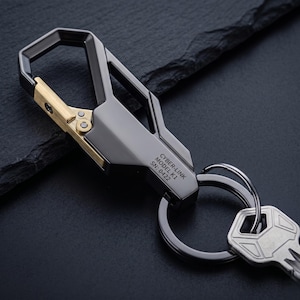 Geometrisk karbinhake i zinklegering, väskberlock i gunmetall (9,5 cm)