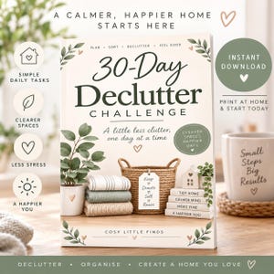 Puede incluir: Una portada de libro 30-Day Declutter Challenge con el texto A Calmer, Happier Home Starts Here, Plan, Sort, Declutter, Feel Good y A Little Less Clutter, One Day at a Time. Muestra una planta, textiles doblados, una cesta tejida con una etiqueta Keep, Donate, Sell, Reuse y bloques apilados con las etiquetas Tidy Home, Calmer Mind, More Time, A Happier You.