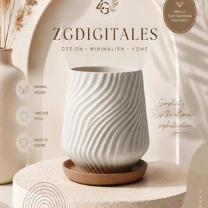 Puede incluir: Una maceta de cerámica blanca con una superficie texturizada ondulada sobre un plato circular marrón. La maceta se muestra con texto que incluye ZGDIGITALES, DESIGN, MINIMALISM, HOME, MINIMAL DESIGN, TIMELESS STYLE, MADE TO INSPIRE y ZGDIGITALES.COM.