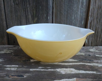 Pyrex Batter Bowl, Yellow Retro Vintage Pyrex