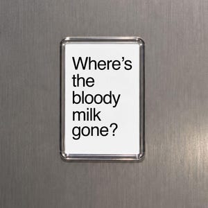 Op de afbeelding: Een rechthoekige koelkastmagneet met een doorzichtig plastic frame en een witte inzet. De tekst in zwarte schreefloze letters luidt: Where's the bloody milk gone? Dit is een eenvoudig en functioneel ontwerp voor in de keuken.