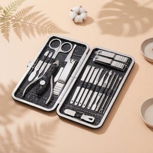 Könnte beinhalten: Ein umfassendes Maniküre- und Pediküre-Set in einem schwarzen, strukturierten, rechteckigen Klappetui. Das Set enthält verschiedene Edelstahlwerkzeuge wie Nagelknipser, Scheren, Pinzetten, Nagelhautschieber und Schaber.