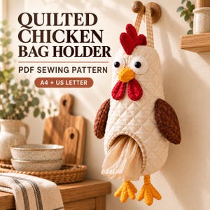 Puede incluir: Un soporte para bolsas con forma de gallina acolchada colgado de un gancho. La tela es de color crema con un patrón de diamantes, con cresta y barbillas rojas, alas marrones y patas amarillas. Texto: QUILTED CHICKEN BAG HOLDER, PDF SEWING PATTERN.