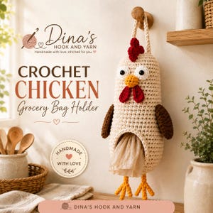 Può includere: Un porta sacchetti della spesa all'uncinetto a forma di pollo beige con cresta e bargigli rossi, becco giallo e ali marroni. Il pollo ha grandi occhi bianchi con pupille nere e zampe arancioni. Testo: Dina's Hook and Yarn, Crochet Chicken Grocery Bag Holder.