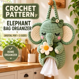 Puede incluir: Un patrón de ganchillo para un organizador de bolsas con forma de elefante verde, con orejas grandes, un lazo pequeño con un botón y una flor blanca. El texto dice CROCHET PATTERN ELEPHANT BAG ORGANIZER DIGITAL PDF 3 SIZES y HOME ORGANIZER. Se ve una tela blanca en la parte inferior.