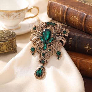 emerald green dress gold accessories Pin what color shoes to wear with emerald green dress