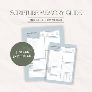 Può includere: Una guida alla memorizzazione delle Scritture stampabile con sfondo azzurro e testo scuro. Il layout include sezioni per scrivere versetti, ausili visivi e metodi di memorizzazione. Un cerchio verde scuro riporta la scritta 5 SIZES INCLUDED.