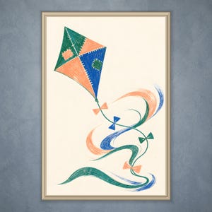 Può includere: Una stampa artistica da parete incorniciata raffigurante un aquilone a forma di diamante con pannelli verdi, blu e color pesca. L'aquilone ha una lunga coda sinuosa decorata con piccoli accenti a forma di fiocco su uno sfondo color crema.