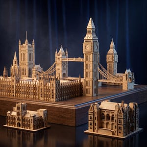 Puede incluir: Un conjunto de modelos de madera con estructuras arquitectónicas en miniatura de monumentos de Londres, incluyendo el Palacio de Westminster, el Tower Bridge y el Big Ben, sobre una base de madera oscura con dos modelos más pequeños.