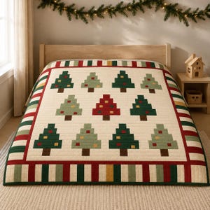 Peut inclure: Une courtepointe de couleur crème présentant un motif répétitif de sapins de Noël pixelisés dans des tons de vert foncé, vert clair et rouge. La courtepointe est bordée d'un motif rayé rouge, vert foncé, vert clair et doré, avec des coutures.