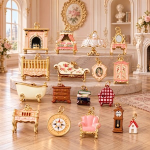 Peut inclure: Une collection de breloques miniatures en métal représentant des meubles et des objets ménagers, notamment une cheminée, un lit, une coiffeuse, un berceau, une chaise longue, un portrait, une armoire, une baignoire, une commode et une horloge.
