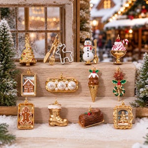 Könnte beinhalten: Eine Sammlung von weihnachtlichen Anhängern aus goldfarbenem Metall, darunter ein Baum, Besteck mit Rentier, ein Schneemann, ein Eisbecher, ein Lebkuchenhaus, eine Perlenleiste, ein Pudding-Hörnchen, ein Kranz, ein Lebkuchenmann, ein Stiefel, ein Baumstamm und ein gerahmter Baum.