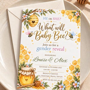 Könnte beinhalten: Eine Einladungskarte zur Geschlechterenthüllung mit Bienenmotiv, Bienenstock, Honigglas und Wabenmustern. Der Text lautet: HE OR SHE? What will Baby Bee? Join us for a gender reveal, zu Ehren von Louise & Alex, am Samstag, den 15. Oktober 2027.