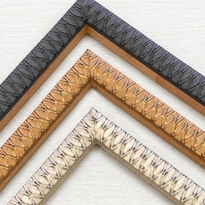 Può includere: Tre campioni d'angolo per cornice a forma di L disposti in una pila. Ogni cornice presenta un motivo geometrico a rombi ripetuto lungo il bordo esterno. La cornice superiore è nero opaco, quella centrale è oro metallizzato e quella inferiore è argento.