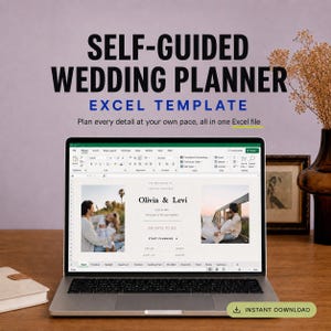Könnte beinhalten: Ein Laptop mit einer Excel-Vorlage für einen Hochzeitsplaner, wobei der Text "Self-Guided Wedding Planner Excel Template" und "Plan every detail at your own pace, all in one Excel file" über dem Bildschirm zu sehen ist.