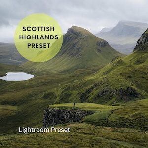 Könnte beinhalten: Eine digitale Bilddatei mit einer Landschaft aus grünen, hügeligen Bergen und einem kleinen See unter einem bewölkten Himmel, mit einem gelben Kreis, der den Text SCOTTISH HIGHLANDS PRESET und unten den Text Lightroom Preset enthält.
