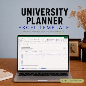 Könnte beinhalten: Ein Laptop-Bildschirm mit einer Excel-Vorlage für einen Universitätsplaner in einer Tabellenkalkulationsoberfläche. Der Text UNIVERSITY PLANNER EXCEL TEMPLATE und Plan every detail at your own pace, all in one Excel file sind über dem Bildschirm zu sehen.