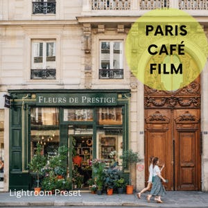 Op de afbeelding: Een winkelpui met donkergroene omlijsting en de tekst Fleurs de Prestige, met grote glazen ramen waarin diverse potplanten staan. Rechts bevindt zich een grote houten deur met houtsnijwerk en de tekstoverlay PARIS CAFÉ FILM.