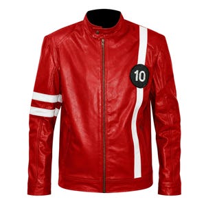 Puede incluir: Una chaqueta de cuero rojo brillante con cuello alzado y botón a presión, cremallera frontal completa y dos rayas horizontales blancas en la manga derecha. Una raya vertical blanca recorre el lado izquierdo, acentuada por un parche circular negro con el número 10 en blanco.