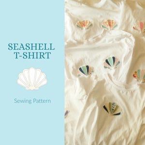 Può includere: Una t-shirt bianca con un cartamodello a forma di conchiglia realizzato con varie toppe di tessuto nei toni del blu, verde, arancione e rosa. Il testo SEASHELL T-SHIRT e Sewing Pattern è visualizzato su uno sfondo azzurro accanto al capo.