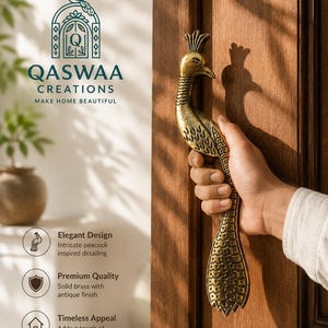 Op de afbeelding: Een koperen deurklink in de vorm van een pauw met een antieke afwerking en gedetailleerde veren. De klink is bevestigd op een donkere houten deur. De afbeelding bevat de tekst QASWAA CREATIONS MAKE HOME BEAUTIFUL en beschrijvende iconen.