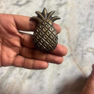 Pomelli per mobili a forma di ananas in ottone anticato, set di 4 maniglie vintage per cassetti