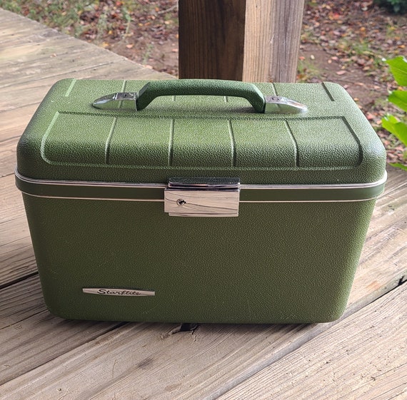 Dionite Luggage mint green train case with key. Ring on the lid! Year 1950. Vintage  travel suitcase. Toiletry bag.
